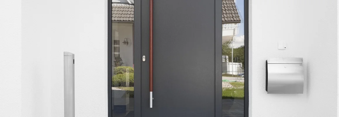 Moderne Haustür mit langem Griff