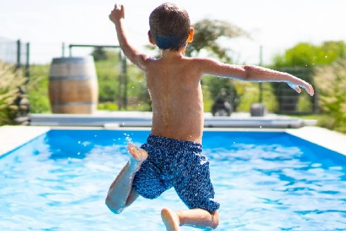 Kind springt in Pool