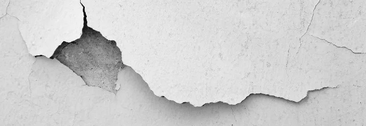 Abblätternde Farbe auf einer Wand