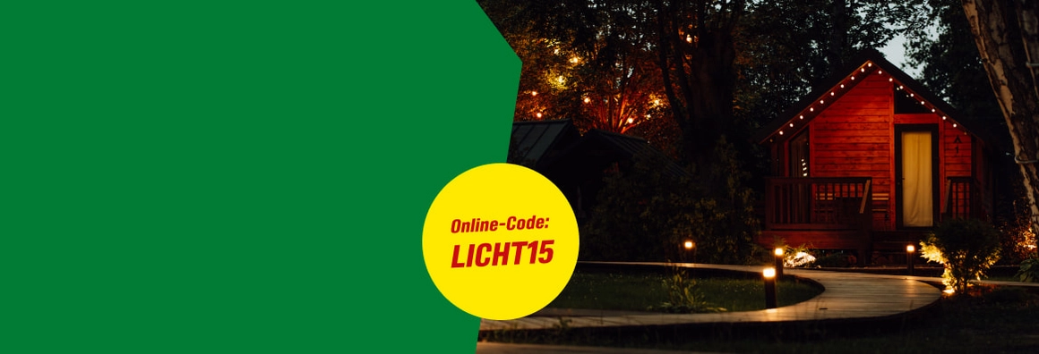 Online-Code: LICHT15. Stimmungsvoll beleuchtete Holzhütte in einem Garten bei Nacht.