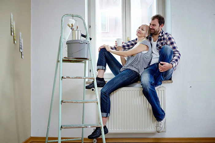 Paar bei Renovierungspause