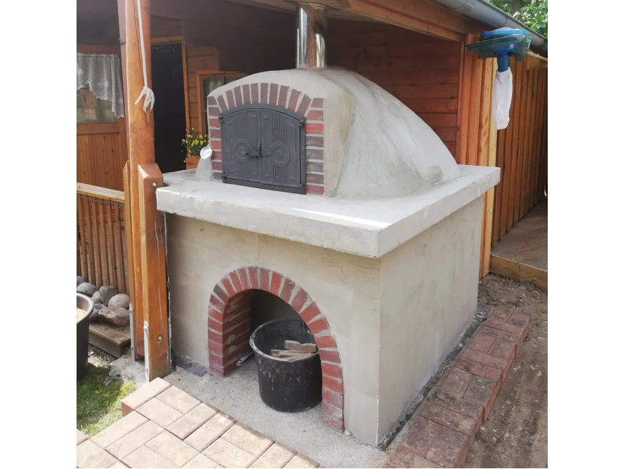 Selbstgebauter Pizzaofen aus Stein