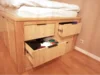 Holzbett mit Schubladen