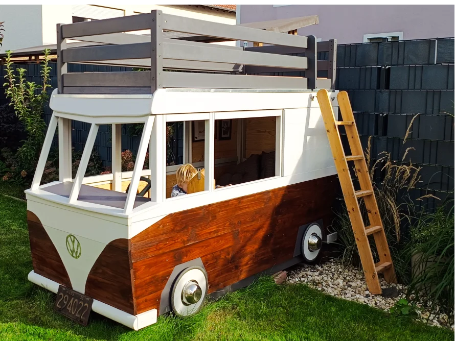 Spielhaus im Garten in Form eines Campingbusses