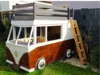 Spielhaus im Garten in Form eines Campingbusses