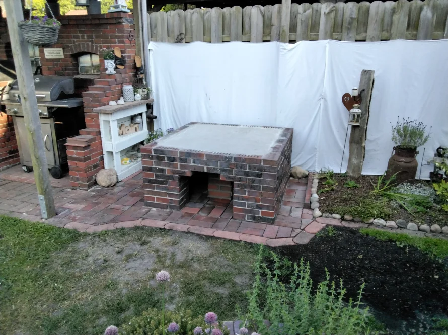 Unfertiger Backofen aus Ziegelsteinen