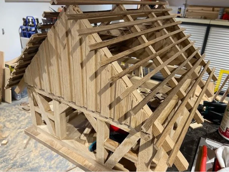 Holzgerüst eines Gartenhauses während des Baus