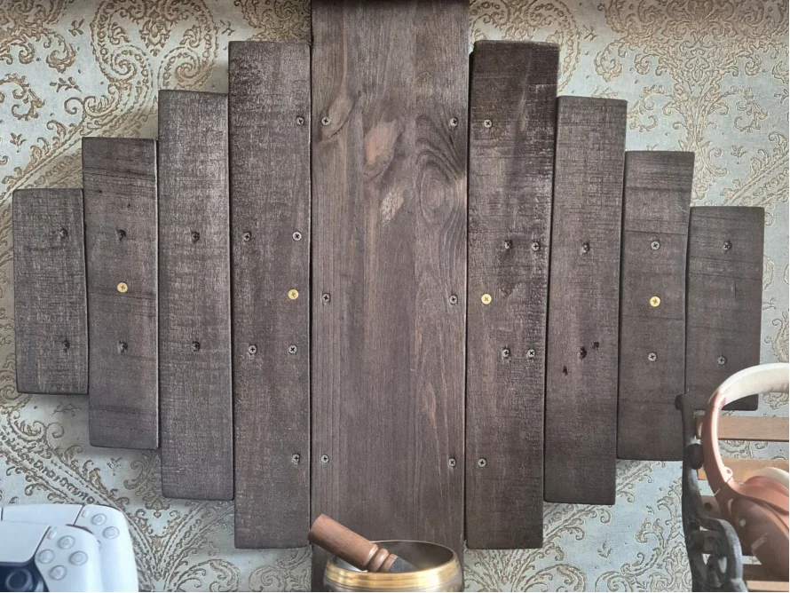 Dunkel gestrichene Holzlatten