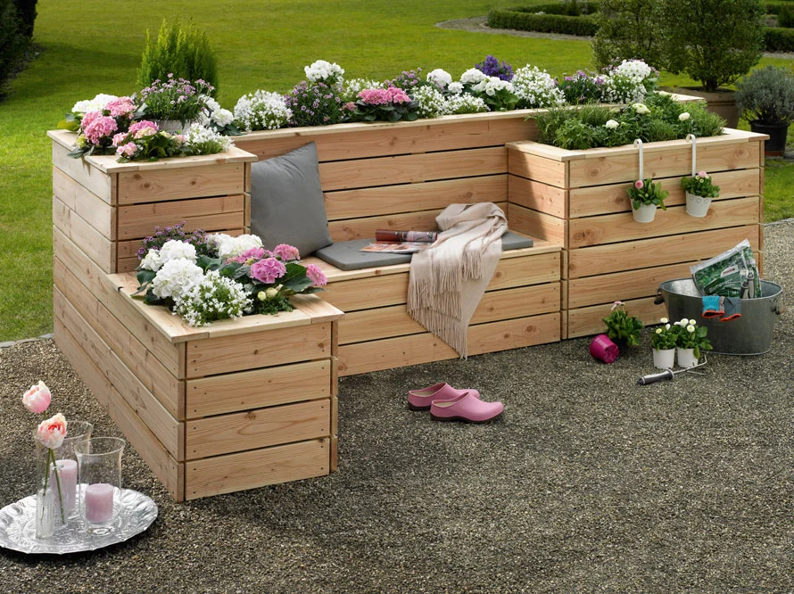 Holzbank mit Blumenkästen