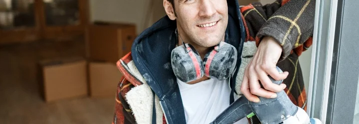 Person mit Schleifmaschine