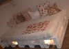 Bett aus weißen Paletten mit Beleuchtung