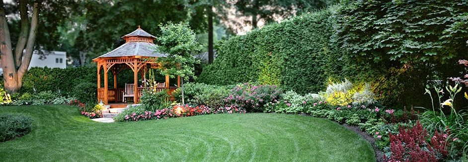 Gartenlaube mit Rasen und Blumen