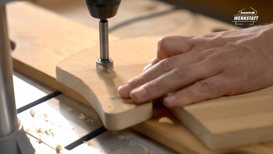 Person bohrt mit Akkuschrauber in Holz
