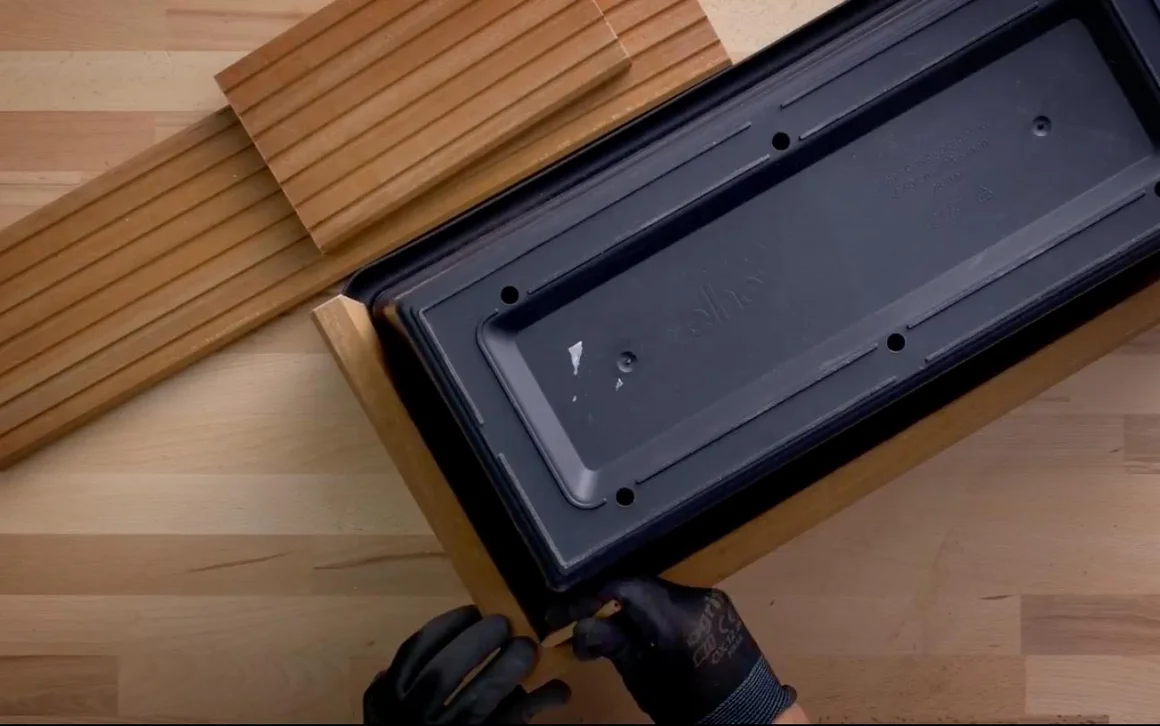 Person baut Holzrahmen