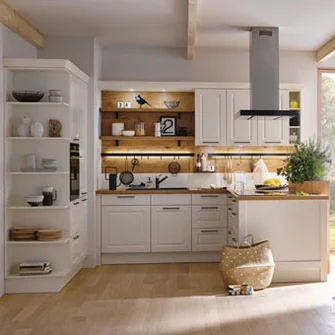 Helle Küche mit Holzakzenten