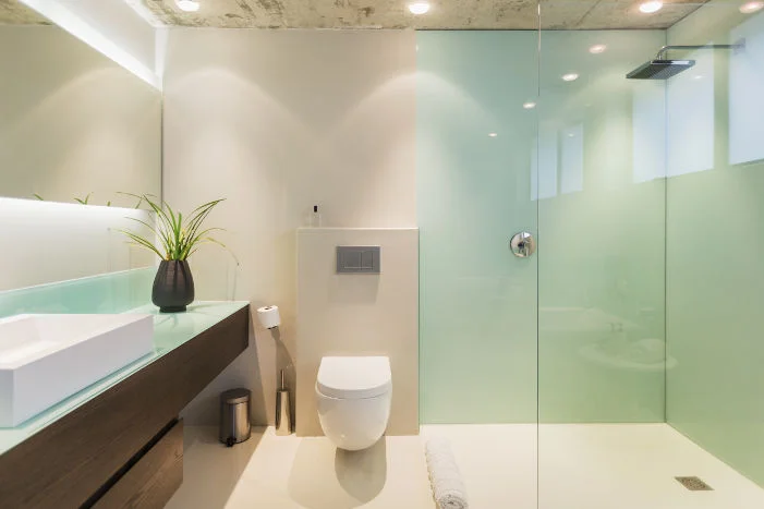 Modernes Badezimmer mit gläserner Duschkabine