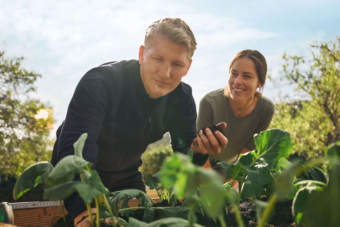 Ana und Bastian pflanzen Kohlrabi
