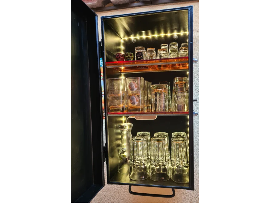 Bar im Inneren eines Koffers