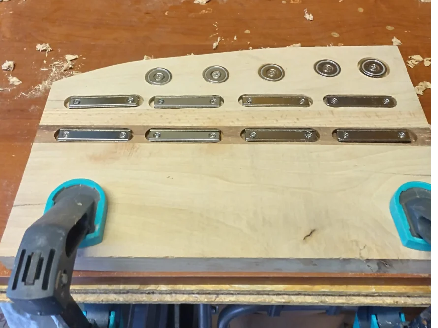 Holzplatte mit Magneten in Holz eingelassen und fixiert