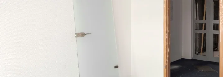 Milchglas-Tür lehnend an Wand in einem Raum
