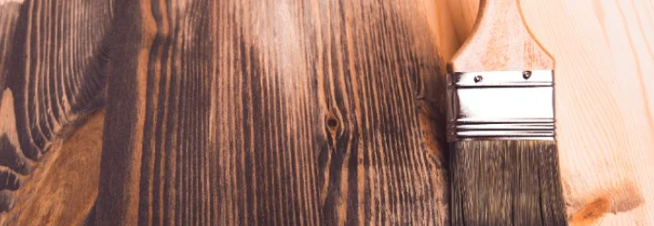 Holzlasur mit Pinsel auftragen