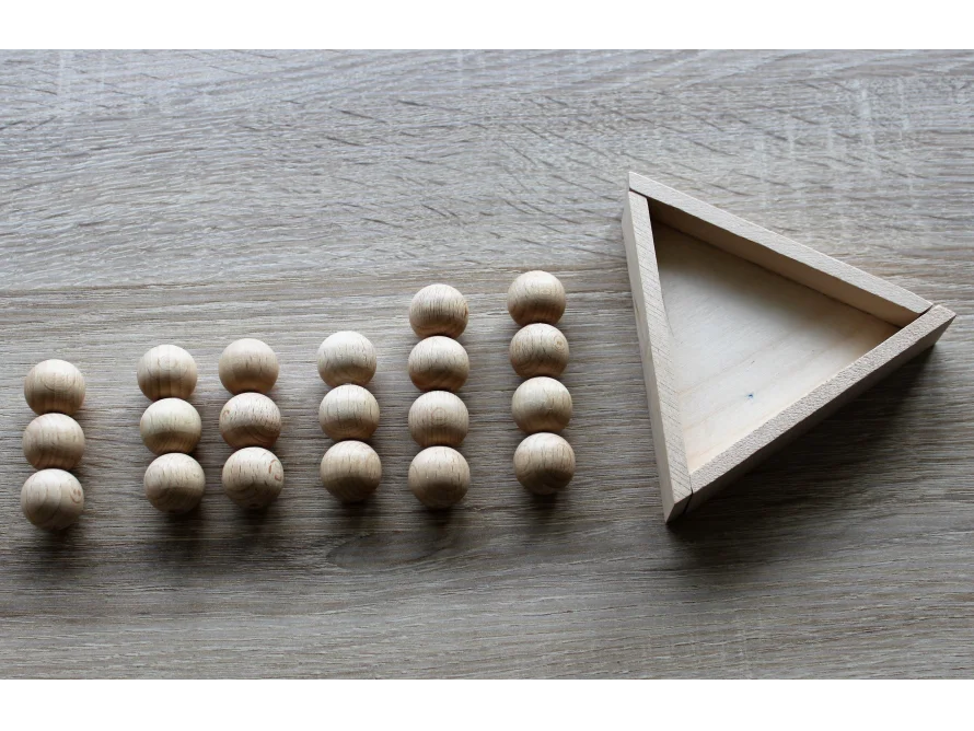 Holzkugeln und dreieckige Holzschale