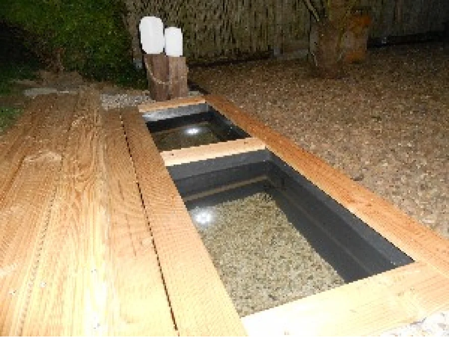 Zwei Wasserbecken mit Kies gefüllt