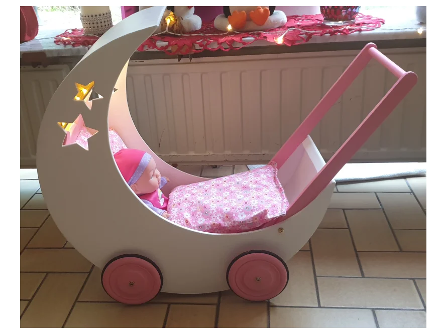 Spielzeug-Puppenwagen in Halbmondform