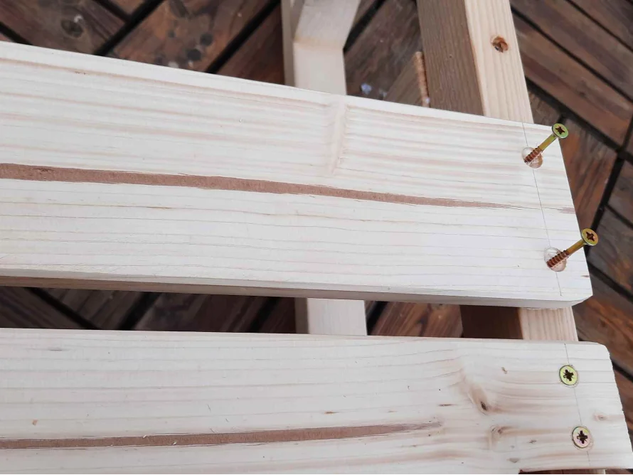 Holzbalken mit Schrauben