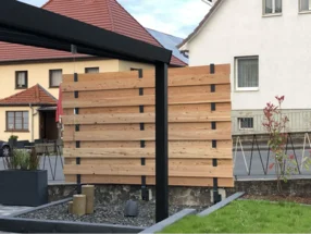Holz-Sichtschutz an Terrasse