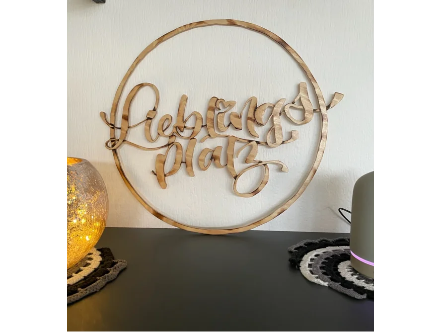 Hölzernes Deko-Schild mit der Aufschrift Lieblings Platz
