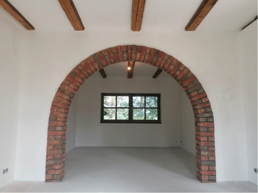Zimmer mit einem Bogen aus Ziegelsteinen