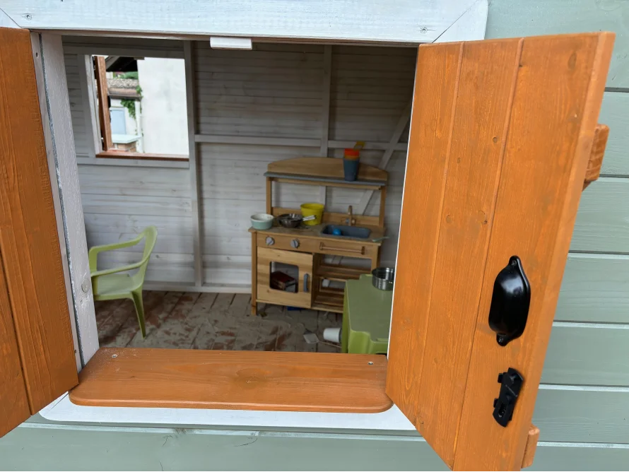 Spielküche in einem Spielhaus