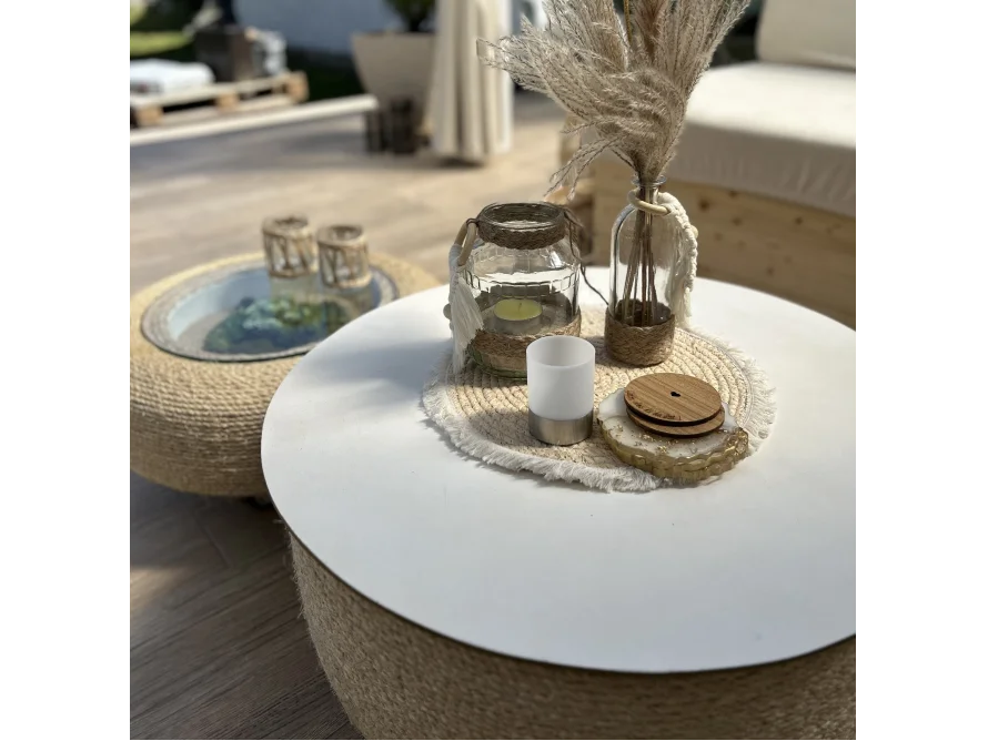 Zwei runde Tische mit Dekoartikeln