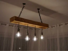 Rustikale Deckenlampe aus Holzbalken