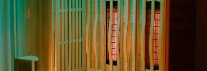 Leere Infrarotkabine aus hellem Holz