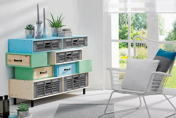 Bunte Kommode aus Holzkisten