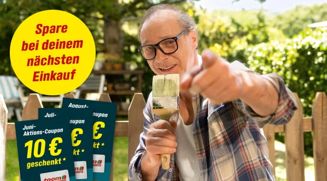 Person mit Pinsel in der Hand zeigt lächelnd in die Kamera.