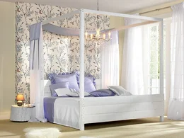 Weißes Himmelbett mit lila Bettzubehör