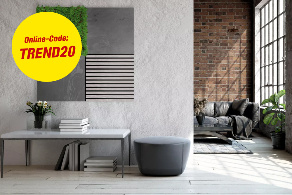 Modern eingerichtetes Loft mit Konsole, Sofa und einem großen Wandbild.