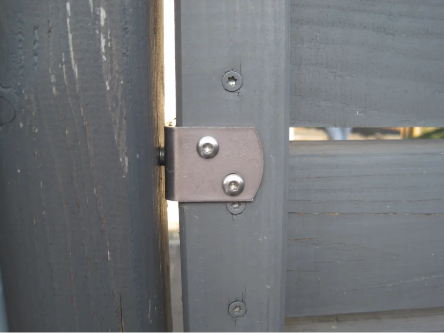 Metallbeschlag an einem Holzzaun