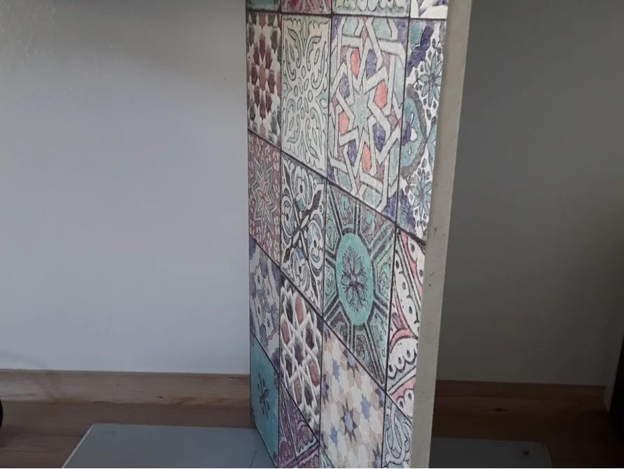 Wand mit bunten Fliesenmuster