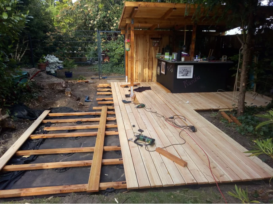 Holzterrasse im Bau mit Akkuschrauber
