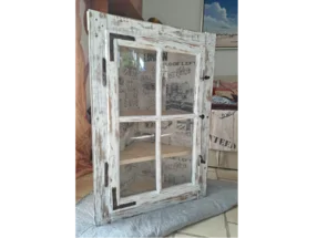 Weißer Holzvitrinenschrank mit Glastüren