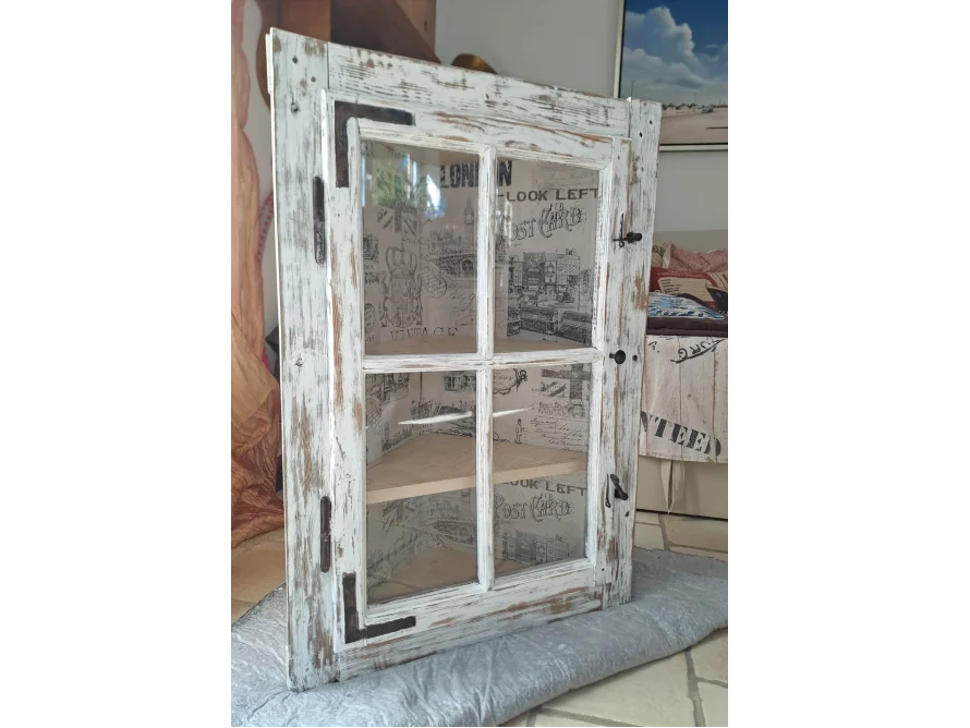 Weißer Holzvitrinenschrank mit Glastüren