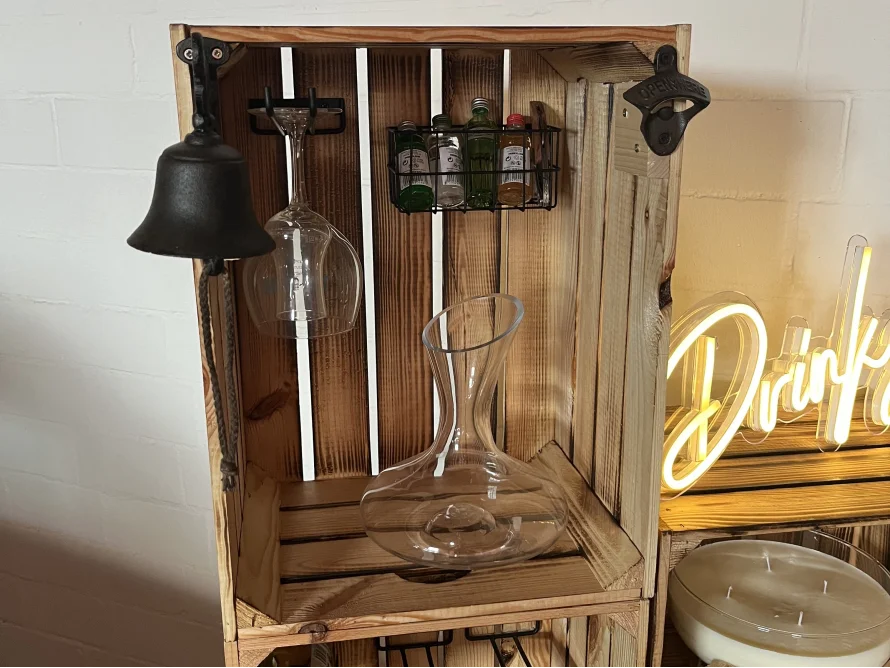 Rustikales Weinregal aus Holzkisten mit Flaschenöffner