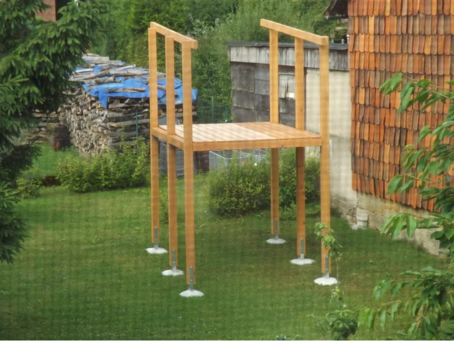 Holzgerüst auf einem Rasen