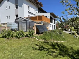 Gartenhaus mit Solaranlage und Gewächshaus
