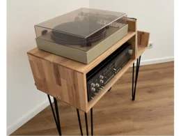 Holztisch mit Schallplattenspieler und Verstärker