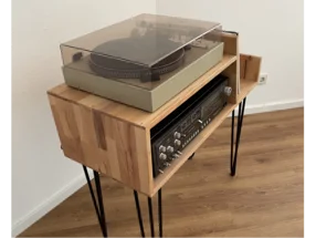 Holztisch mit Schallplattenspieler und Verstärker